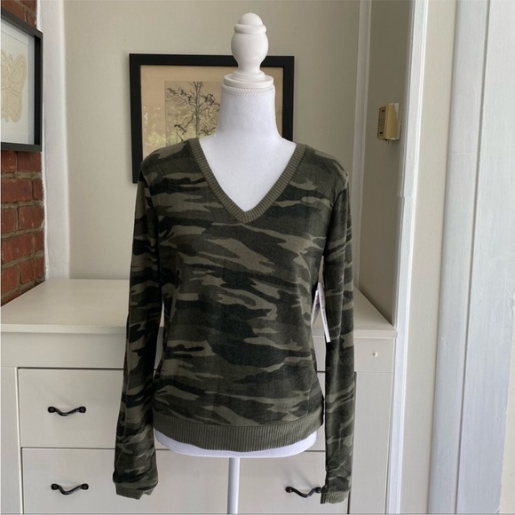 Theo & Spence Leopard Print V-Neck Pajama Top - Picture 1 of 13